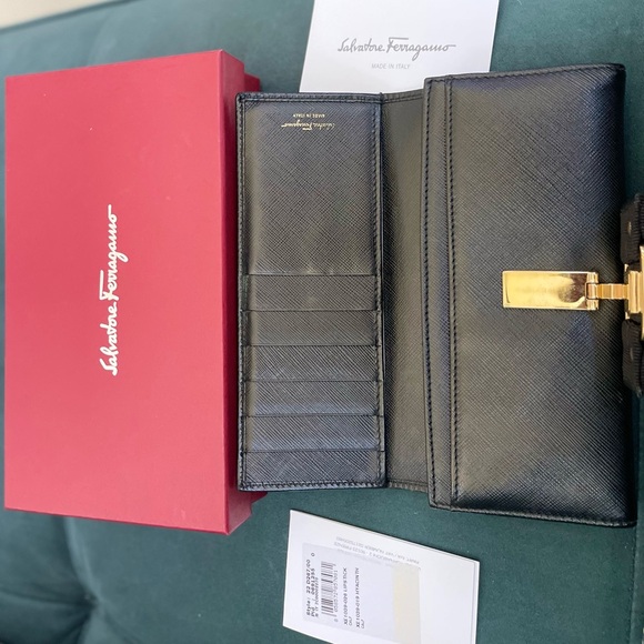 Used wallet in original box and tags - Picture 2 of 4